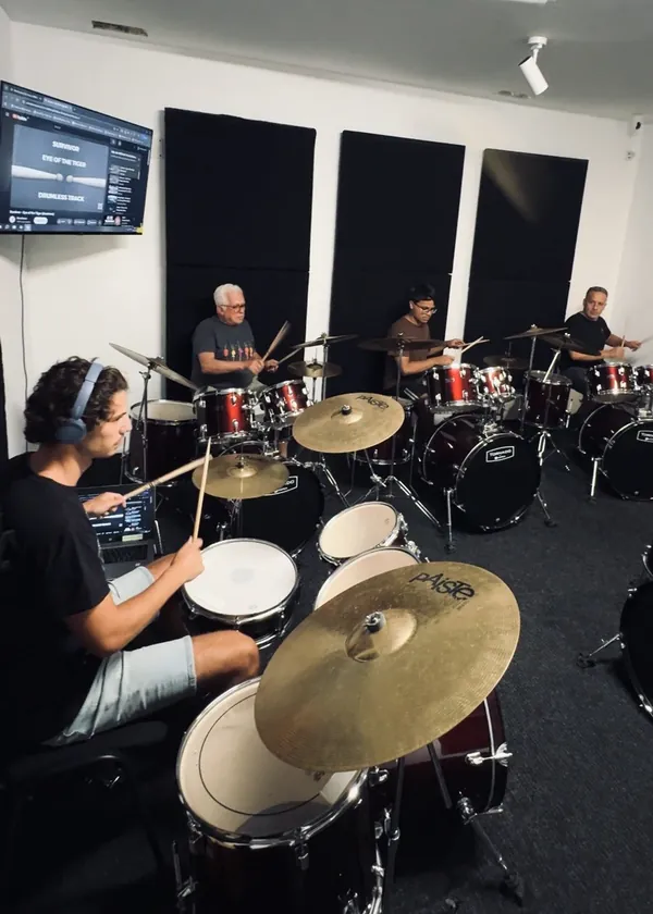 Clase de batería en grupo trabajando el groove