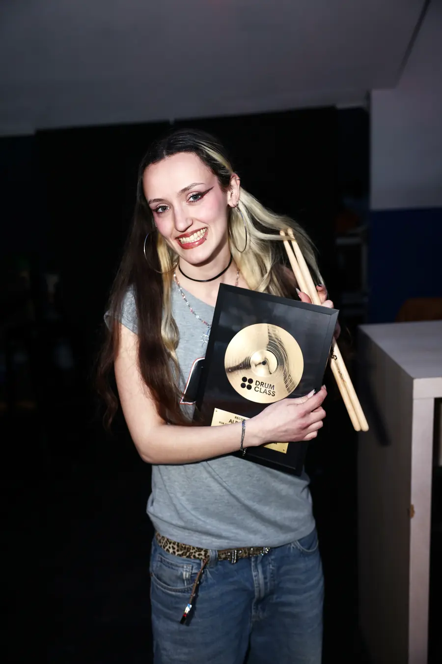 Alumna con su diploma y sus baquetas