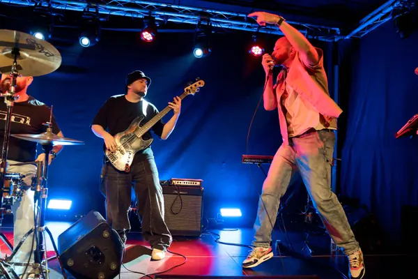 Alumnos de guitarra improvisando en el escenario