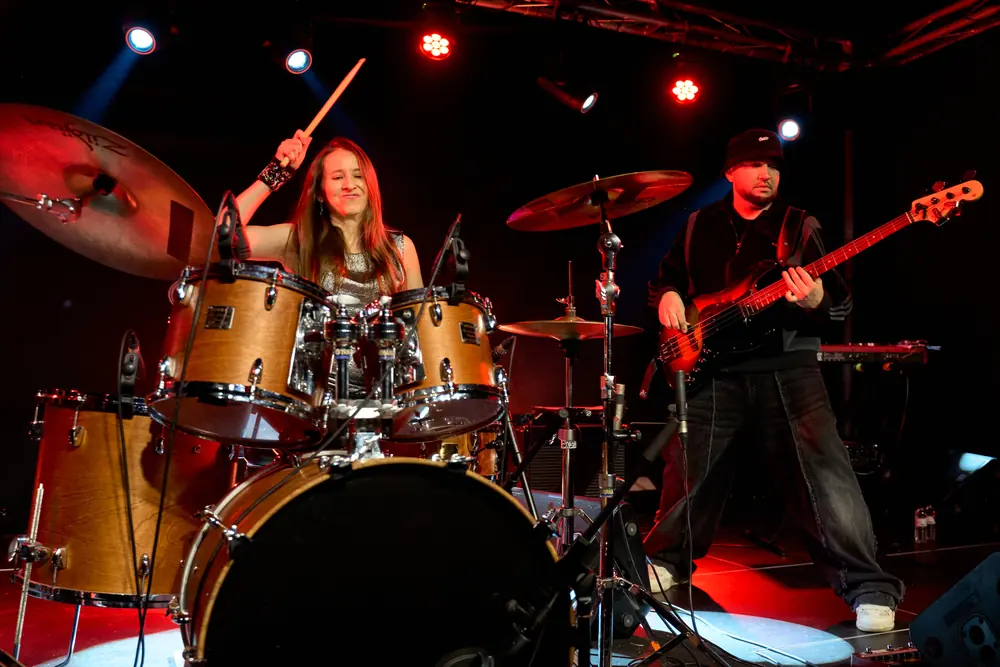 Alumnos de la escuela de música Jambala tocando batería y guitarra en un concierto en L'Hospitalet