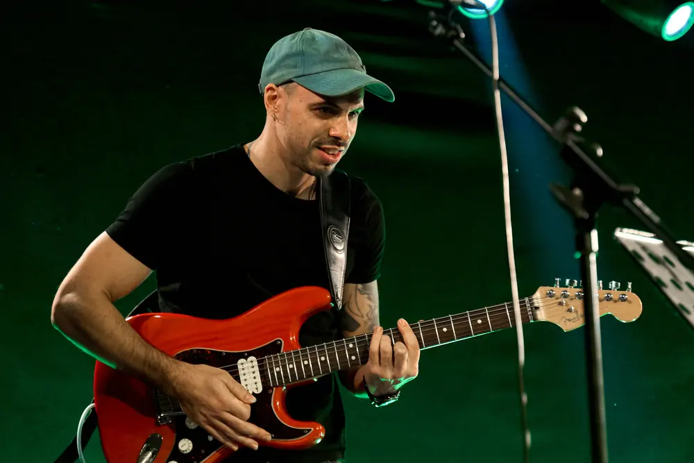 Alumno en una clase de guitarra eléctrica en Jambala
